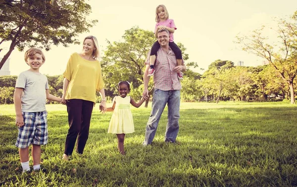 Glückliche Familie im Sommerpark — Stockfoto