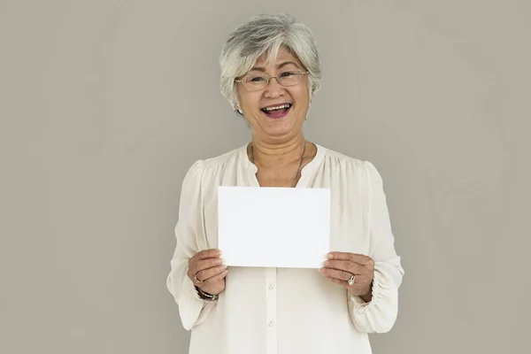 Mulher sênior segurando cartaz — Fotografia de Stock