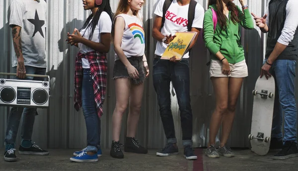 Группа подростков с бумбоксом и винилом — стоковое фото
