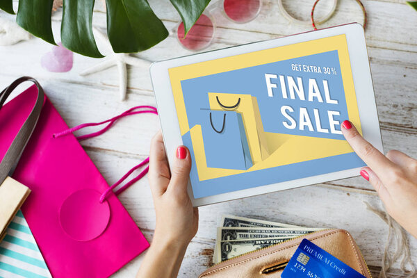 женщина с помощью цифрового планшета