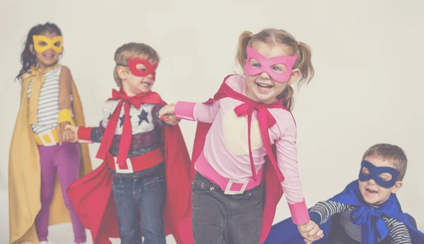 Gyerekek jelmezek szuperhősök — Stock Fotó