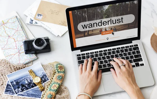 Vrouw met laptop aan de balie — Stockfoto