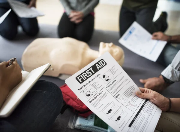 People during CPR First Aid Training — Stock Photo, Image