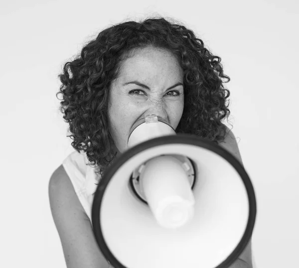 Mulher gritando em falante — Fotografia de Stock