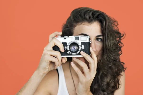 Жінка за допомогою камери — стокове фото