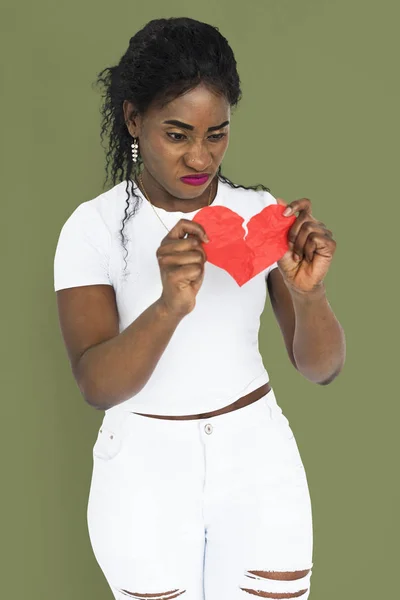 Mulher Africana com coração vermelho partido — Fotografia de Stock