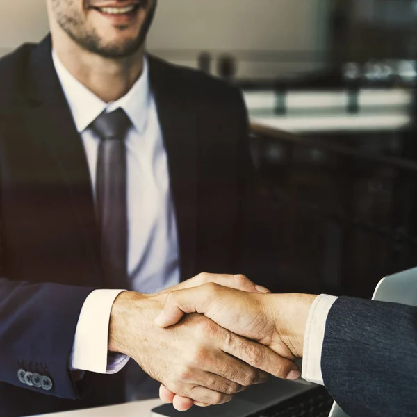 Empresários apertando as mãos na reunião . — Fotografia de Stock