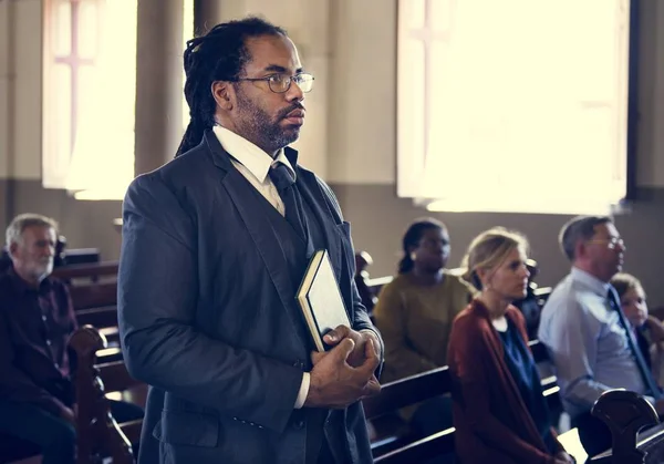 Pessoas rezando na igreja — Fotografia de Stock