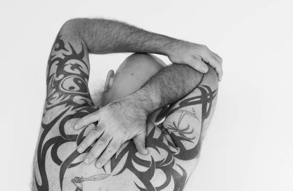 Hombre con tatuaje en la espalda — Foto de Stock