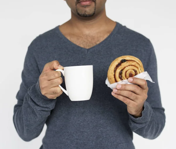 男人抱着茶杯和餐后甜点 — 图库照片