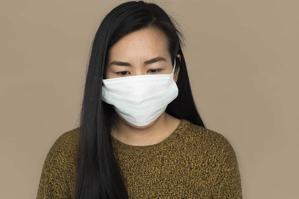 Wanita memakai masker medis — Stok Foto