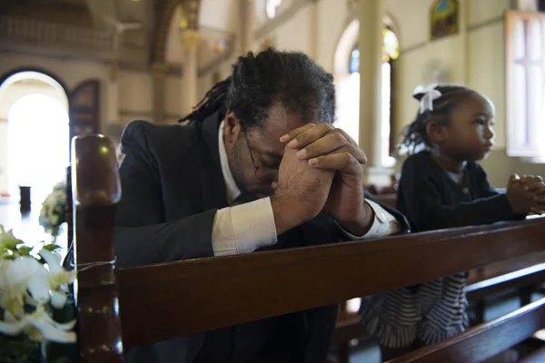 Vader en dochter in kerk — Stockfoto