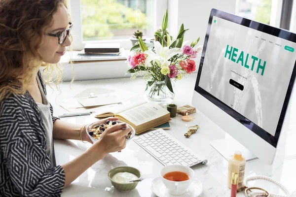 Mujer diseñadora creativa trabajando — Foto de Stock