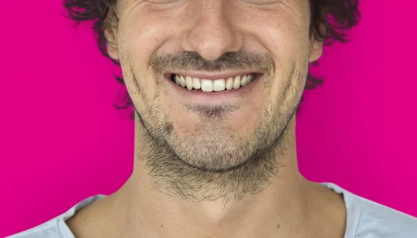 Καυκάσιος άνθρωπος που χαμογελά — Φωτογραφία Αρχείου
