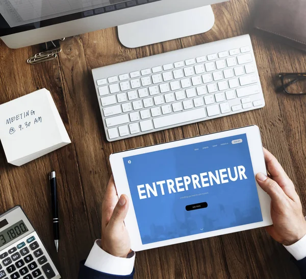 Persona de negocios utilizando tableta digital —  Fotos de Stock