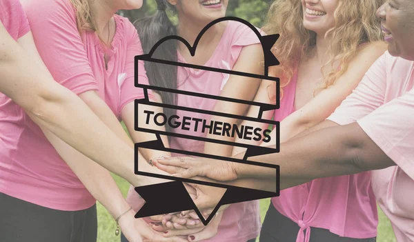 Ženy v růžové košile, drželi se za ruce — Stock fotografie