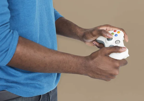 Homme afro-américain occasionnel avec joystick — Photo