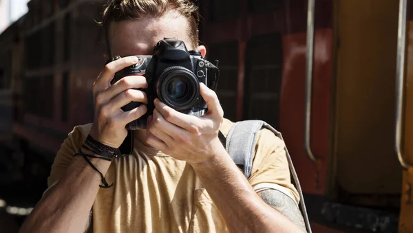 Uomo con fotocamera alla stazione ferroviaria — Foto Stock