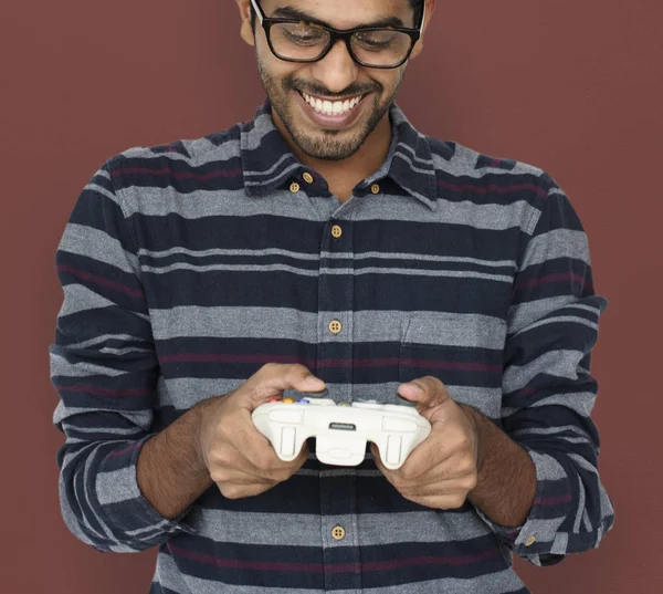 Uomo che gioca con joystick — Foto Stock