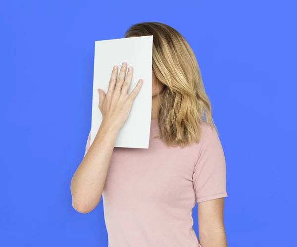 Mulher cobrindo rosto com papel — Fotografia de Stock