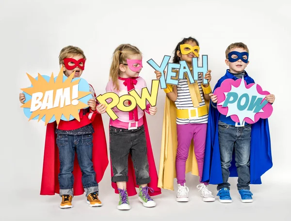 Kinderen in superhelden kostuums — Stockfoto