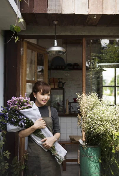 Žena majitele květinářství — Stock fotografie