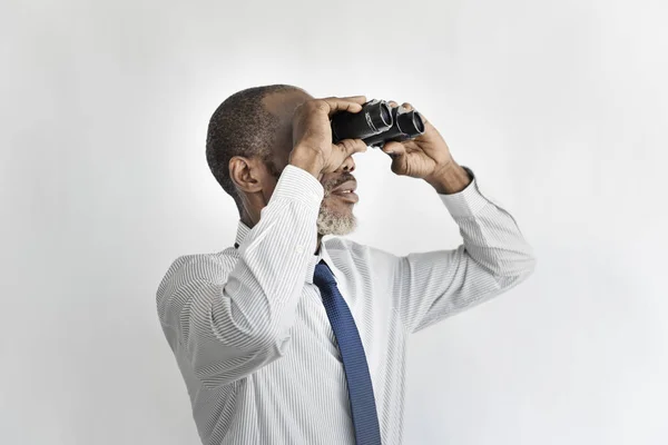 Uomo d'affari in cerca di binocoli — Foto Stock