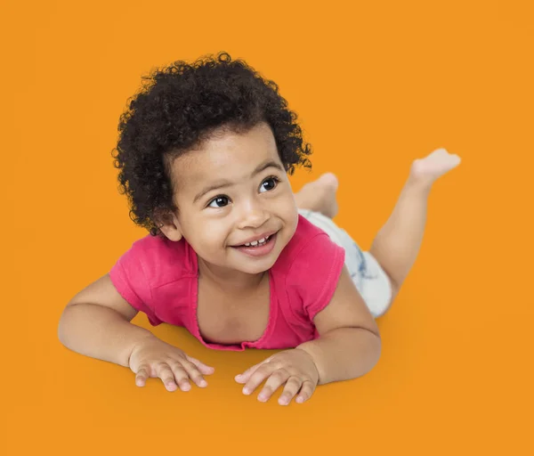 Niedliches afrikanisches Kind liegt auf dem Boden — Stockfoto