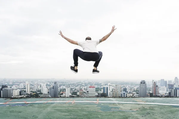 Muž skákající do vzduchu — Stock fotografie