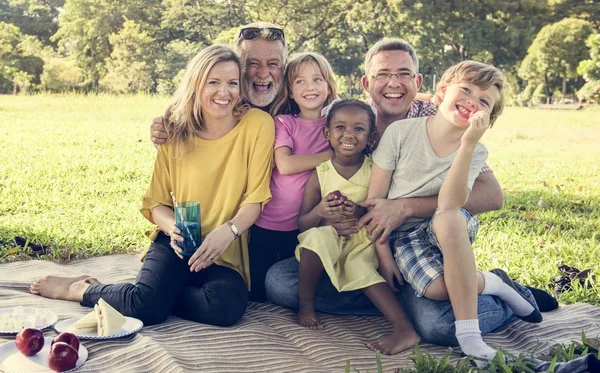 Glückliche Familie im Sommerpark — Stockfoto