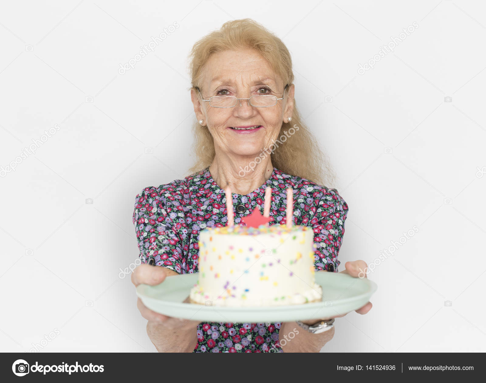 Femme Agee Tenant Gateau D Anniversaire Image Libre De Droit Par Rawpixel C Femme Agee Tenant Gateau D Anniversaire Image Libre De Droit Par Rawpixel C