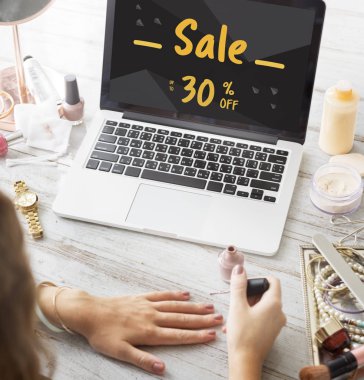 kadın manikür yapma