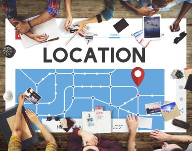 masada oturan insanlar.