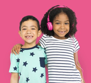  Çocuklar birbirine sarılıyor.