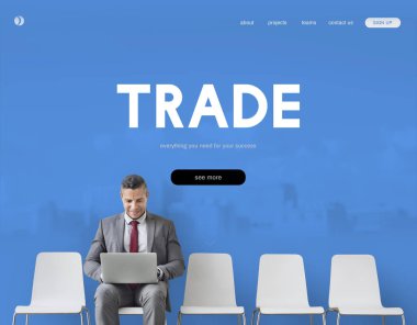 Dizüstü bilgisayarda çalışan bir iş adamı