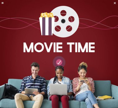 Dijital cihazlar kullanan öğrenciler