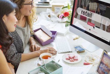 güzel çalışma alanı masada oturan kadın