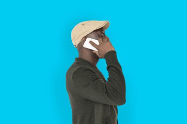 smartphone üzerinde konuşan adam