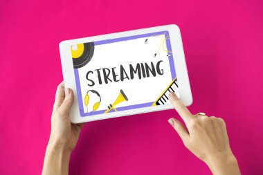 insan elinden tutarak dijital tablet