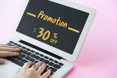 Dizüstü bilgisayarda çalışan kadın