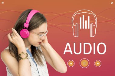 Kulaklıkla müzik dinleyen kadın