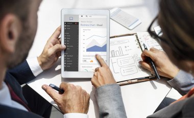 Dijital tablet kullanarak iş adamları 