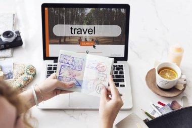 kadın holding pasaportu 