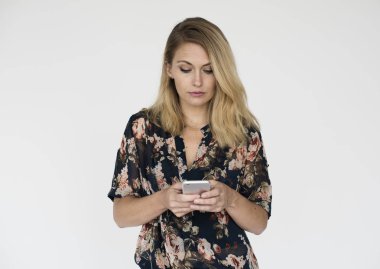 sarışın kadın Smartphone kullanarak 