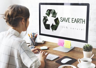 bilgisayar ile çalışan kadın 