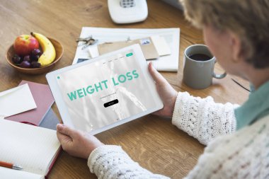 dijital tablet kullanan kadın 