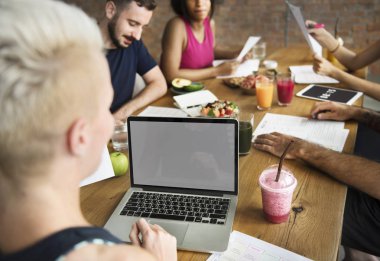 Dizüstü bilgisayar kullanan kadın