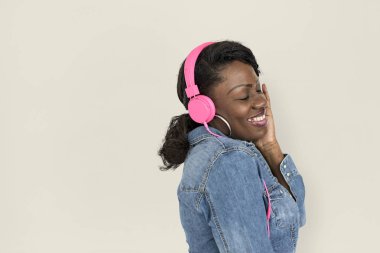 Afrikalı kadın müzik dinleme 