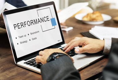 Bilgisayarda Daktilo Yazan İşadamı