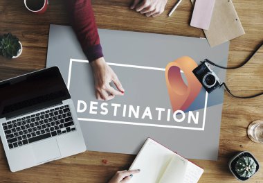 laptop ile masada oturan insanlar